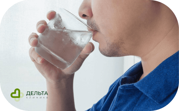 Мужчина пьет воду